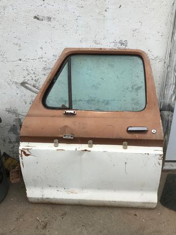 1973 1974 1975 1976 1977 1978 1979 FORD DRIVERS FRONT DOOR. DENTS IN THE MIDDLE OF THE DOOR. SURFACE RUST ON BOTTOM SEAM. #14491