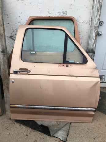 1995 1996 1997 FORD PASSENGER FRONT DOOR. FRONT EDGE IS BENT UP. RUST FREE, POWER WINDOW. #14493