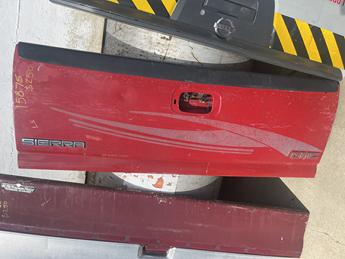 1999 2000 2001 2002 2003 2004 2005 2006 CHEVY TAILGATE. GOOD SHAPE- SHALLOW INDENT ABOVE HANDLE. MISSING HANDLE AND BEZEL. RUST FREE. #15875