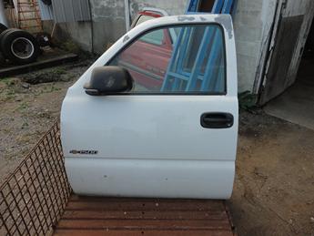 1999 2000 2001 2002 2003 2004 2005 2006 CHEVY DRIVERS DOOR. MANUAL WINDOW, GREAT CONDITION- A DING ABOVE THE HANDLE, PAINT CHIPPED WITH SCRATCHES. #13560