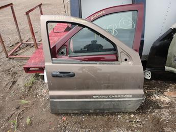 99-01 JEEP CHEROKEE DOOR FROM MICHIGAN. GREAT CONDITION, LIGHT SCRATCHES AND SCUFFS, RUST FREE. #13111