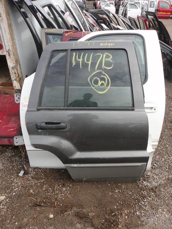 99-04 JEEP CHEROKEE DOOR FROM MICHIGAN. GREAT CONDITION, SOME SCUFFS AND SCRATCHES, SOME RUST ON THE BOTTOM EDGE. #13097