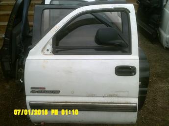 1999 2000 2001 2002 2003 2004 2005 2006 2007 Classic Chevrolet complete drivers side power door.  This a very nice door, complete with glass, hardware and inner dark grey door panel.  Some scuffs & scratches throughout face of door.  No dents or noticeable damage on face of door.  Inventory #12452.