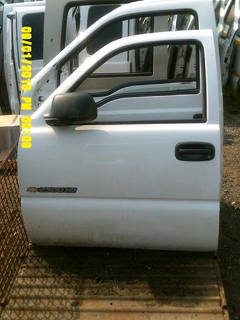 1999 2000 2001 2002 2003 2004 2005 2006 2007 Chevrolet GMC Drivers side complete manual door.  Excellent condition, very small ding under the door handle and some scuffs and scratches throughout the face of the door.  Inventory #12545.
