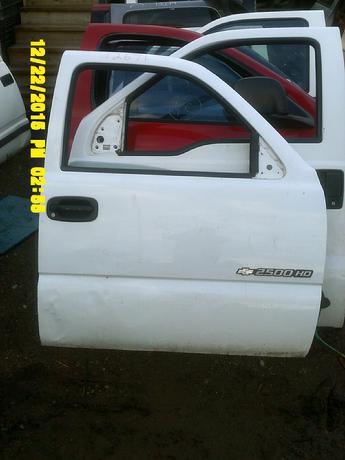 1999 2000 2001 2002 2003 2004 2005 2006 2007 Chevrolet complete passengers side manual door.  There are some dents on the rear lower section.  Some light scuffs & scratches in the paint.  Inventory #12671.