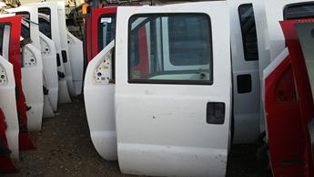 1999 2000 2001 2002 2003 2004 2005 2006 2007 2008 2009 2010 Ford Superduty drivers side rear crew cab complete door with glass and hardware.  Couple small dents right below body line in center of door, scuffs & scratches on face of door in paint.  Inventory #12138.