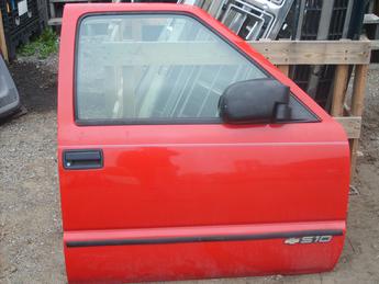 1994 1995 1996 1997 1998 1999 2000 2001 2002 2003 2004 Chevrolet S10 right manual door.  Good condition, some paint missing at the top of the door.